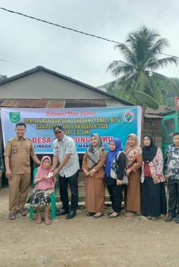 Camat Lingga Bayu Dampingi Penyaluran BLT Dana Desa Ekstrem di Desa Kampung Baru, Warga Haru Terima Bantuan